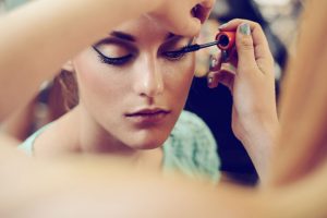 Make-up-triks fra kjendiser: løs pulver for lengre og tykkere vipper